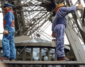 Mock-ups of Eiffel Tower painters